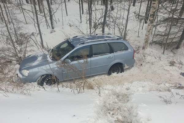 В Свердловской области инспекторы ГИБДД помогли на дороге семье с маленьким ребенком