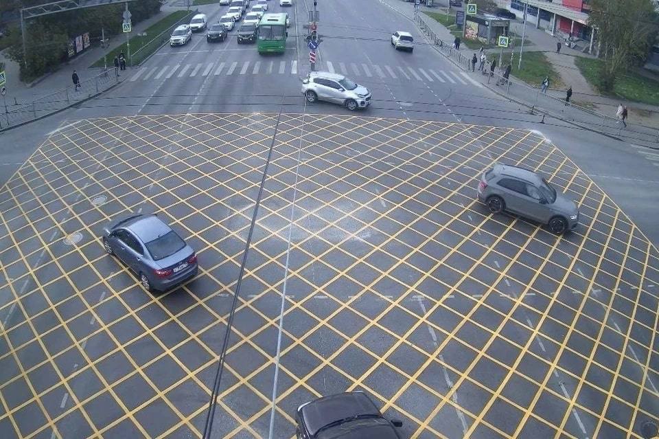 На перекрестке Крауля – Токарей в Екатеринбурге появилась вафельная разметка