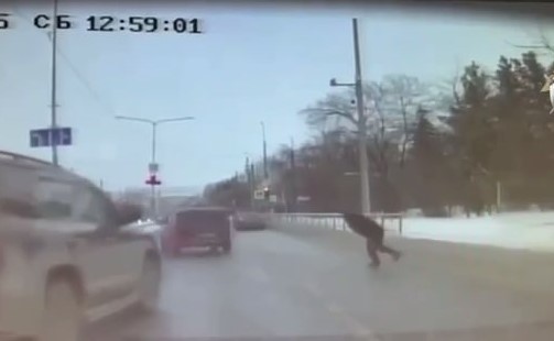 В Тюмени мужчина с наркотиками провёз сотрудника колонии на капоте машины  | Тюменец провёз сотрудника колонии на капоте, уходя от погони 