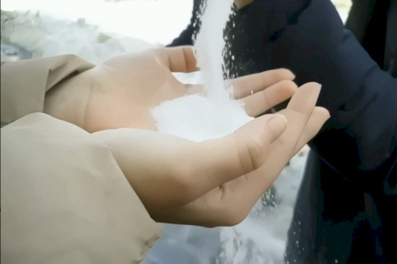 Дети солью посыпают обледеневшие дороги в Кургане Дети солью посыпают обледеневшие дороги в Кургане