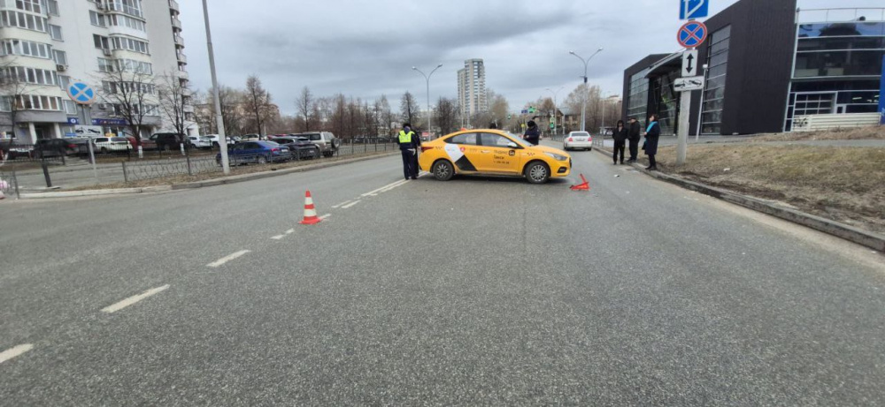 В Екатеринбурге таксист насмерть сбил мужчину на самокате  | На Урале столкнулись такси и электросамокат, есть погибший 