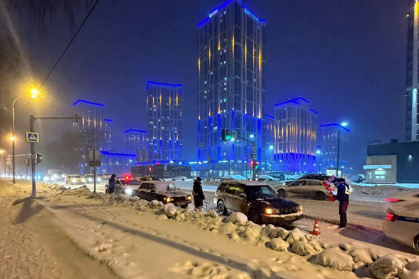 "Думал успеет проскочить на желтый!" В Екатеринбурге водитель иномарки сбил 12-летнюю девочку на пешеходном переходе