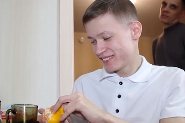 Родня уговорила детдомовца-инвалида купить квартиру и выгнала его на улицу