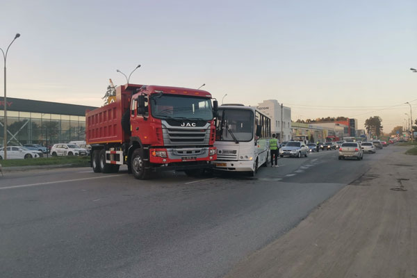 В Березовском в ДТП с рейсовым автобусом травмы получили 3 человека, двое из них дети