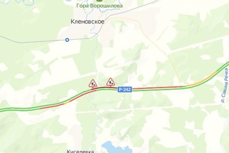 Из-за работ на трассе Р-242 образовалась пробка. Выбирайте пути объезда