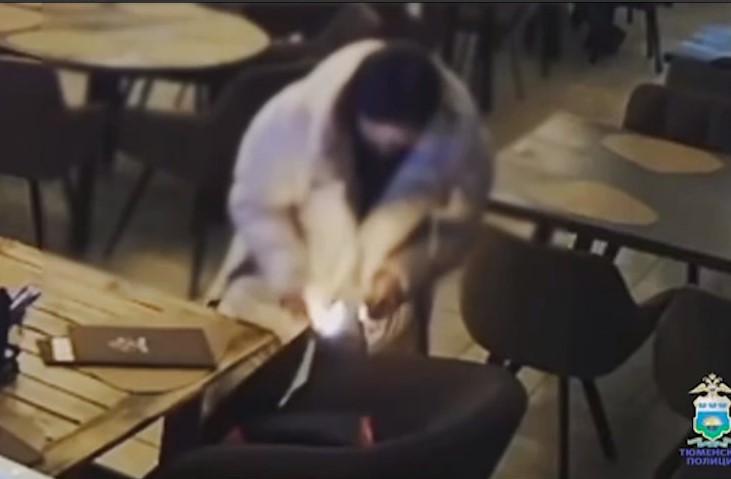 В Тюмени студентка подожгла вещи в ресторане по указке мошенников  | Тюменская студентка подожгла ресторан по требованию мошенников 