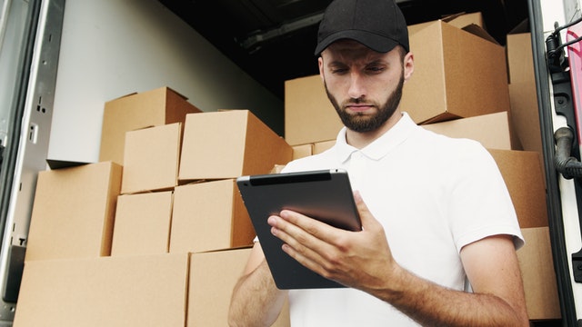 На Среднем Урале курьеру готовы платить до 200 тысяч рублей в месяц