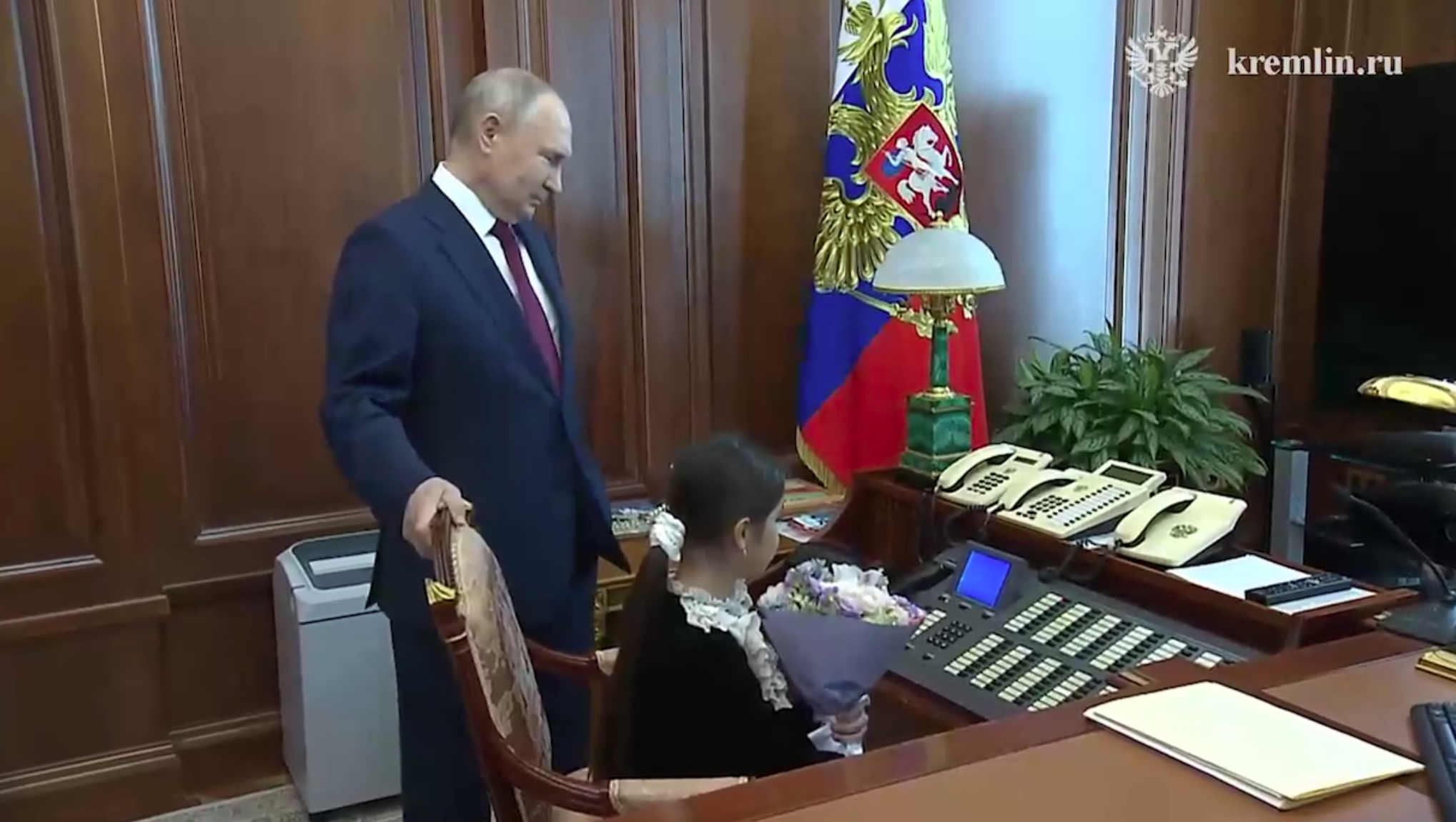 Путин усадил девочку из Дербента в президентское кресло Путин усадил девочку из Дербента в президентское кресло
