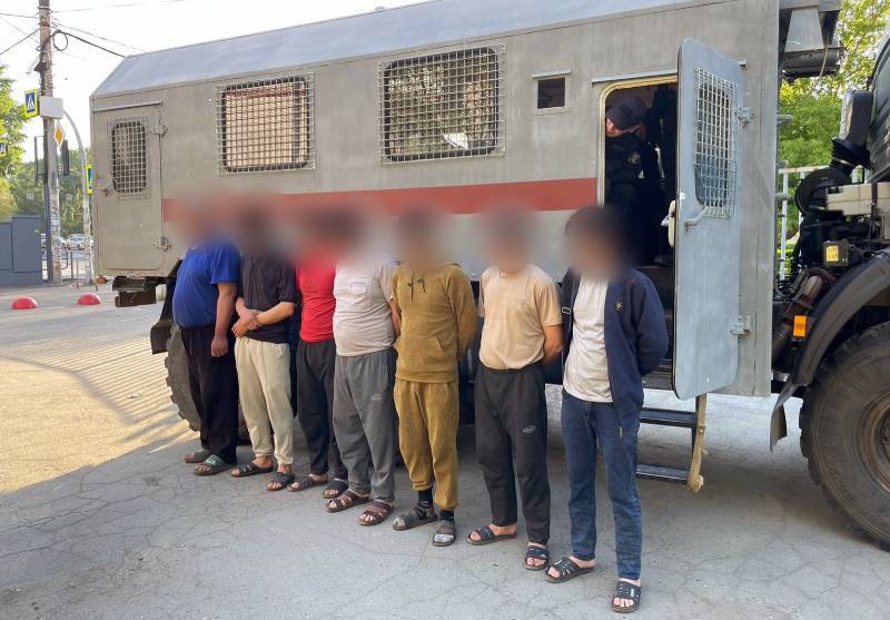 В Челябинске поймали ещё восьмерых нарушителей миграционного законодательства  | Полиция Челябинска поймала ещё восьмерых мигрантов-нарушителей 