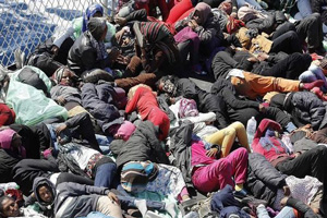 На затонувшем в Сицилийском проливе пароме было до тысячи человек, рассказал один из выживших