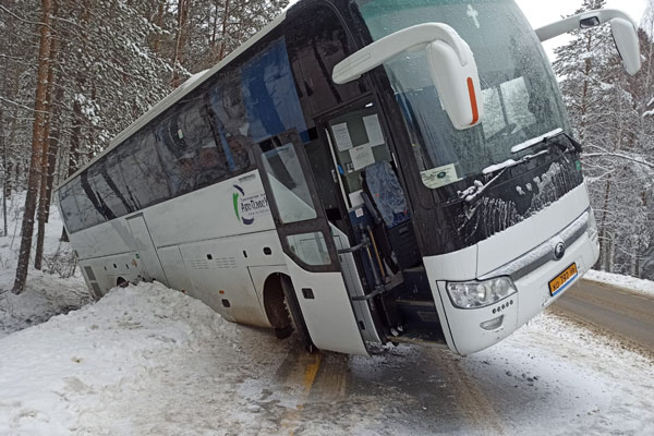 В Свердловской области на трассе автобус сбил пешехода и улетел в кювет
