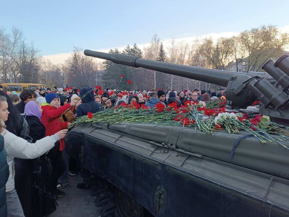 Траур… В Парк Победы в Копейске под Челябинском сегодня несут цветы  | В день траура жители Копейска несут цветы в Парк Победы 