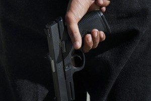 В Калифорнии мужчина открыл огонь возле торгового центра