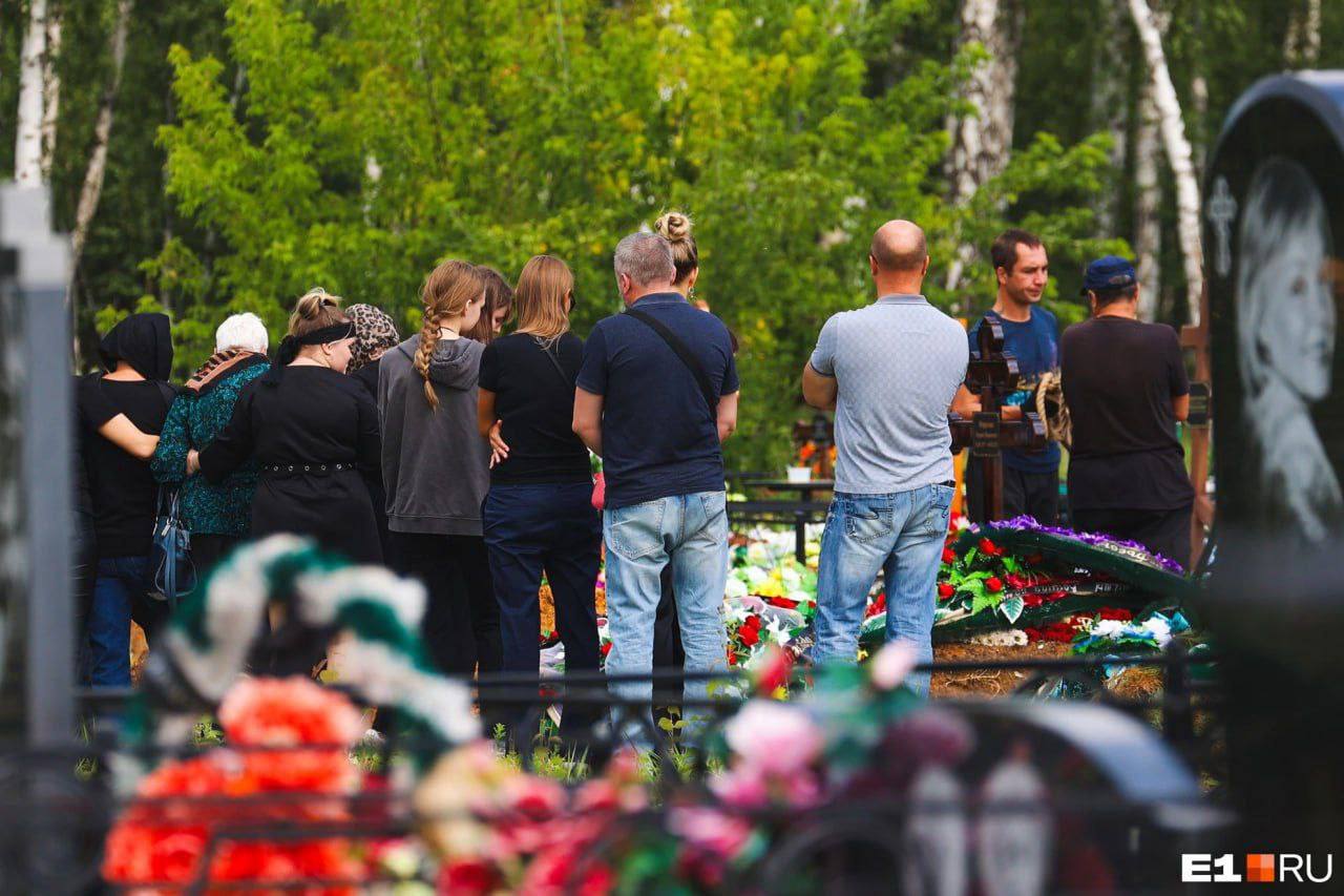 На Урале похоронили 17-летнюю девушку, которую жестоко убил ее несовершеннолетний парень