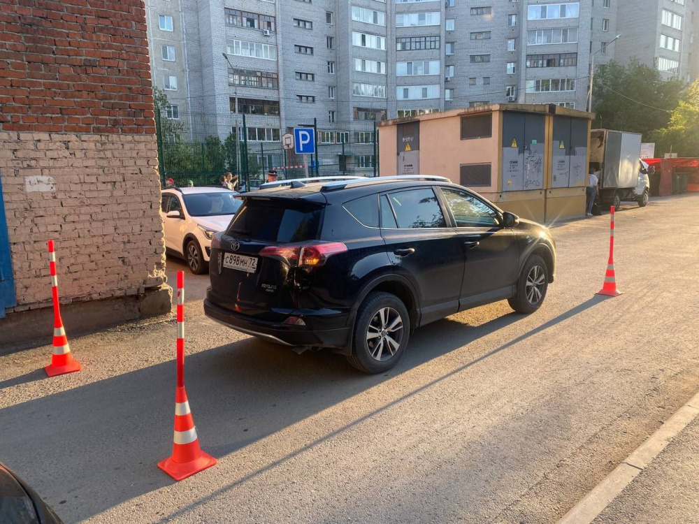 В Тюмени "Тойота" наехала на девочку | В Тюмени иномарка сбила 9-летнюю девочку