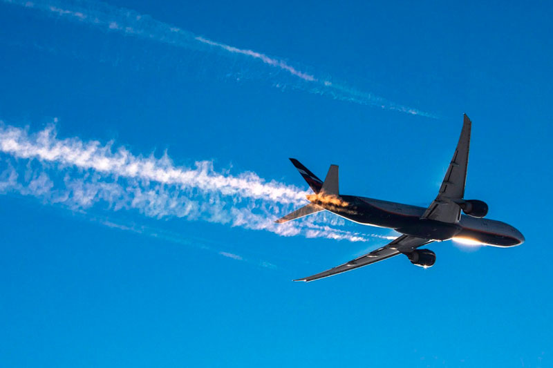 Самолёт Тюмень — Новый Уренгой совершил вынужденную посадку  | Самолёт Тюмень — Новый Уренгой вынужденно сел в Сургуте 