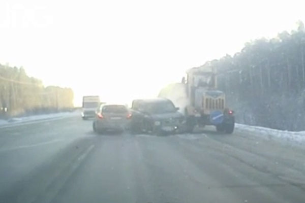 Под Екатеринбургом Honda влетела в трактор и попутный авто