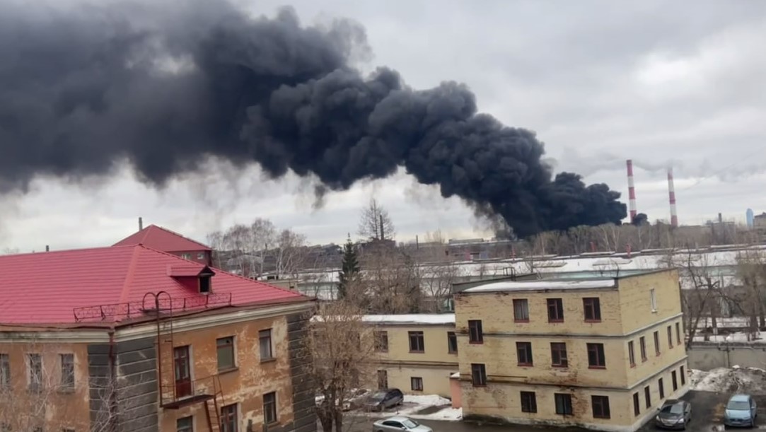 В Екатеринбурге на площадке УЗТМ тушат крупный пожар в цехе | В Екатеринбурге на Уралмаше горит промышленный цех