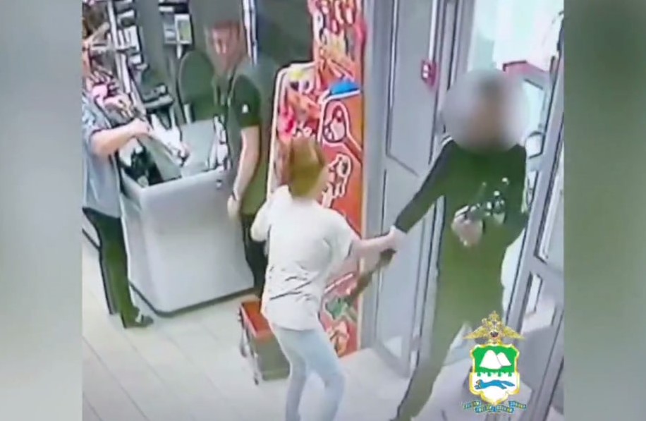 В Кургане дерзко ограбили магазин  | В Кургане мужчина набрал в магазине алкоголя и скрылся 