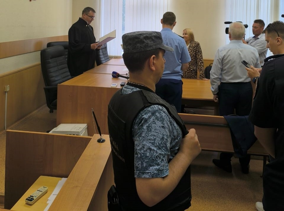 В Екатеринбурге осудили подростка за убийство несовершеннолетней девочки и её матери  | Убивший девочку и её мать в Екатеринбурге подросток получил срок 