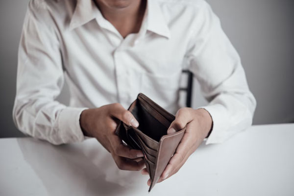 Пожилой житель Урала стал жертвой мошенничества из-за несуществующей путаны