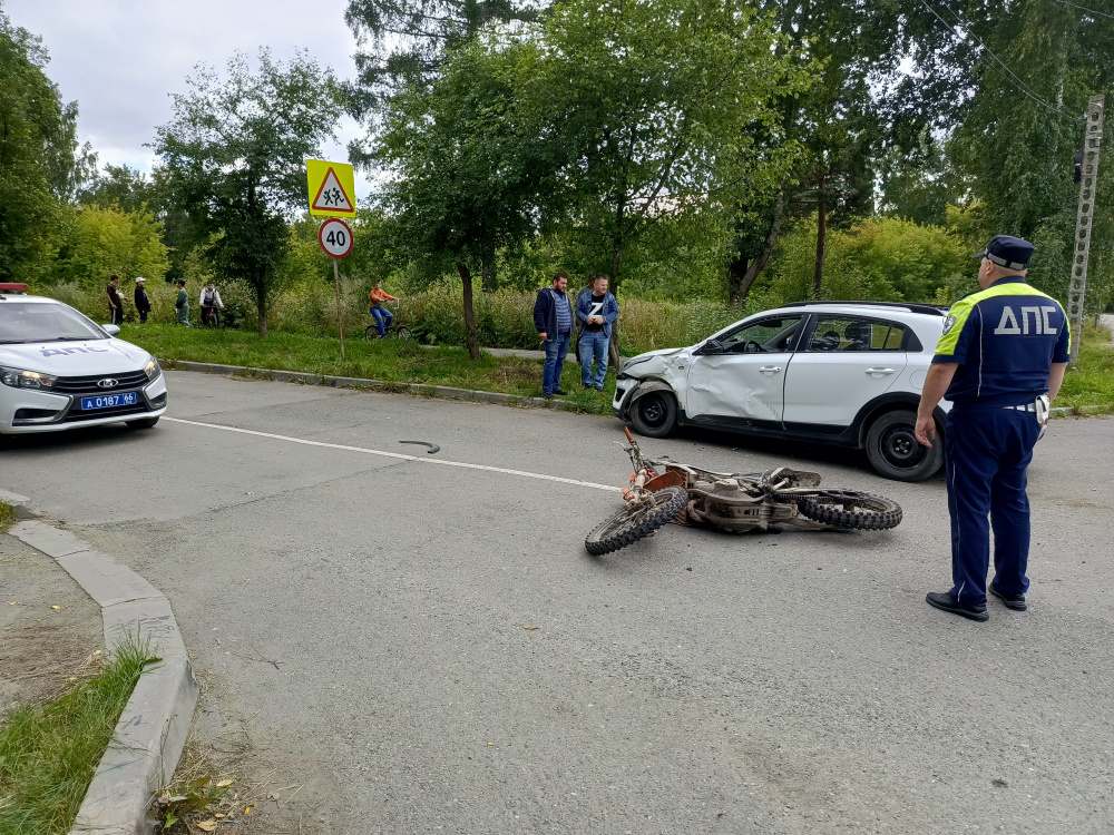 В Нижнем Тагиле подросток на питбайке заработал открытый перелом  | На Урале «Kia Rio» сбила питбайк с подростком 