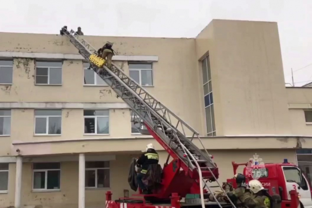 Несколько человек пострадали при пожаре в поликлинике в Екатеринбурге  | При пожаре на крыше больницы в Екатеринбурге пострадали люди