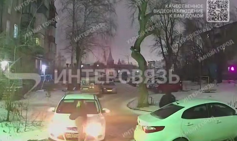 В Челябинске неадекватная девушка повредила автомобили  | Неадекватная девушка повредила автомобили в Челябинске 