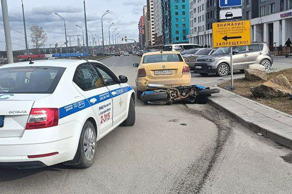 В Екатеринбурге погиб мотоциклист, налетев на бордюр | На Урале мотоциклист врезался в столб и погиб