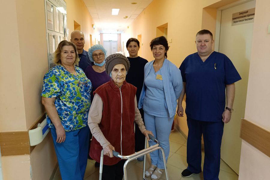 Врачи вернули 90-летнюю пациентку после перелома шейки бедра к активной жизни | На Урале врачи спасли 90-летнюю женщину с переломом шейки бедра 