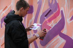 Невесты из Рефтинского научаться рисовать граффити