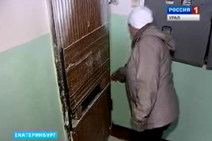 Жителю Екатеринбурга соседи заварили входную дверь