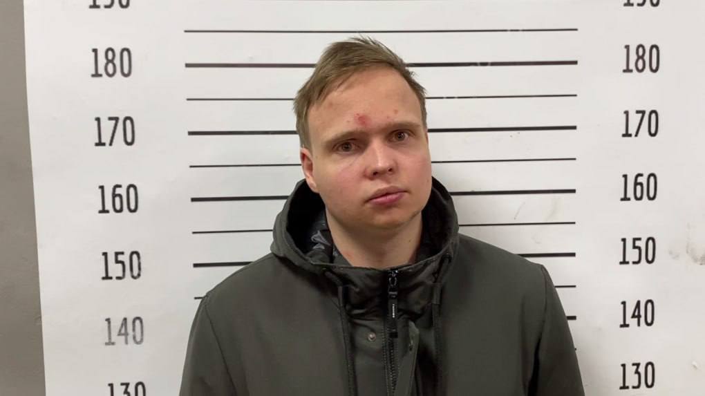 Гроза девушек Екатеринбурга покинул спецприёмник, в котором сидел за хулиганство  | Пристававшего к девушкам в Екатеринбурге юношу выпустили из спецприёмника 