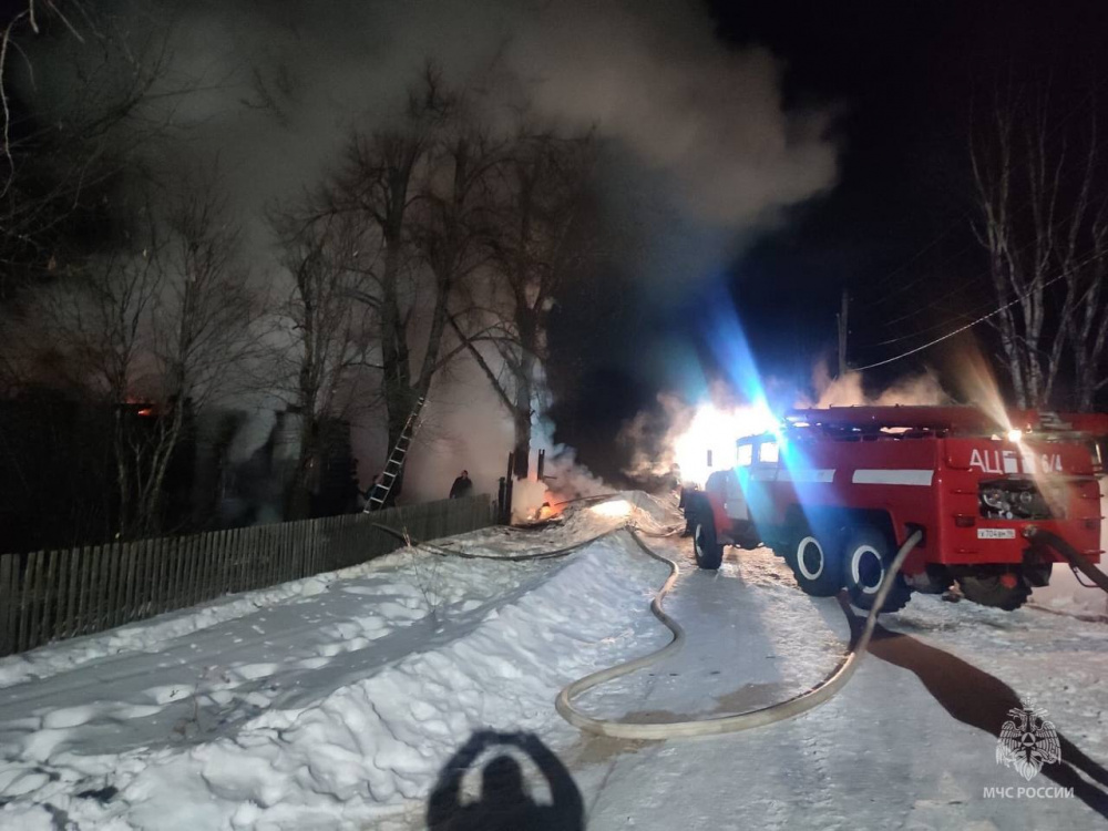 Возбуждено уголовное дело о гибели мужчины и его детей на Урале  | СКР возбудил дело о гибели в пожаре на Урале мужчины и его детей 