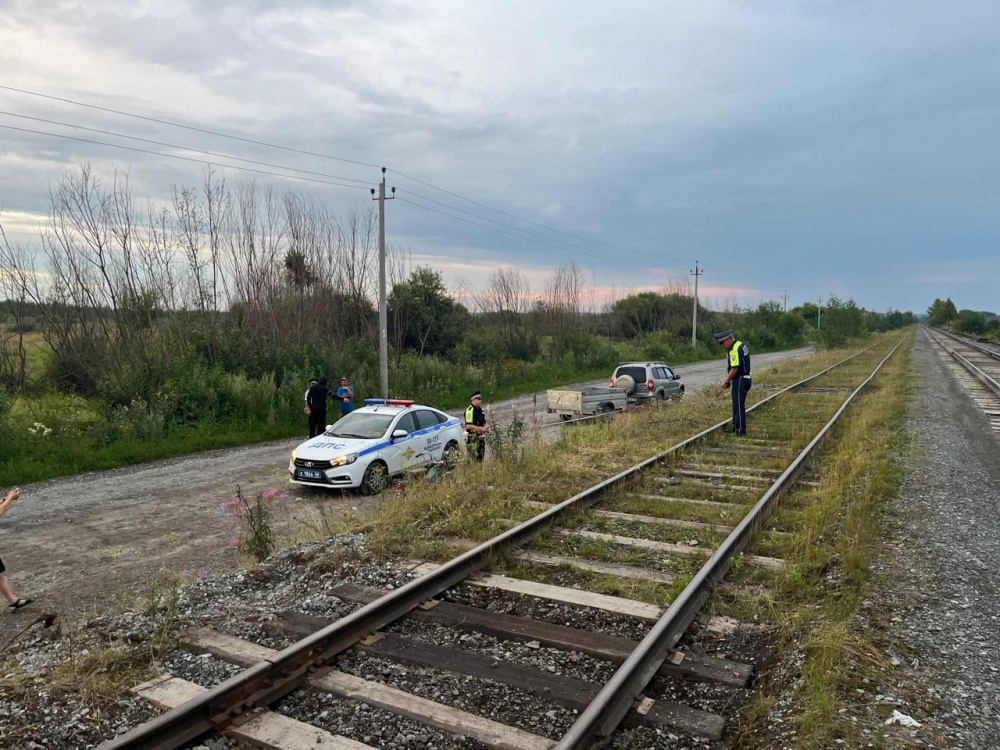 На железнодорожной насыпи на Урале опрокинулся мопед с подростком | На Урале подросток на мопеде попал в ДТП