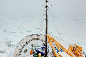 Научно-исследовательское судно "Академик Шокальский" вышло из ледяного плена