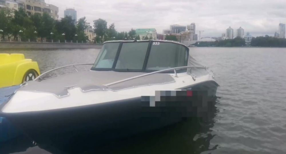 Приставы арестовали катер, катавший людей по пруду Екатеринбурга | В Екатеринбурге приставы арестовали катер на городском пруду