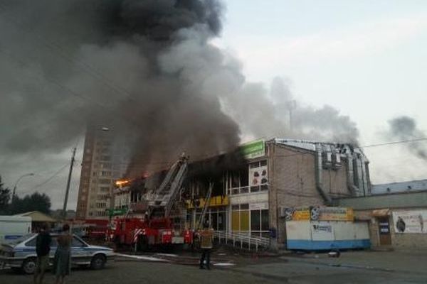 В Перми огонь уничтожил торговый центр. Фото
