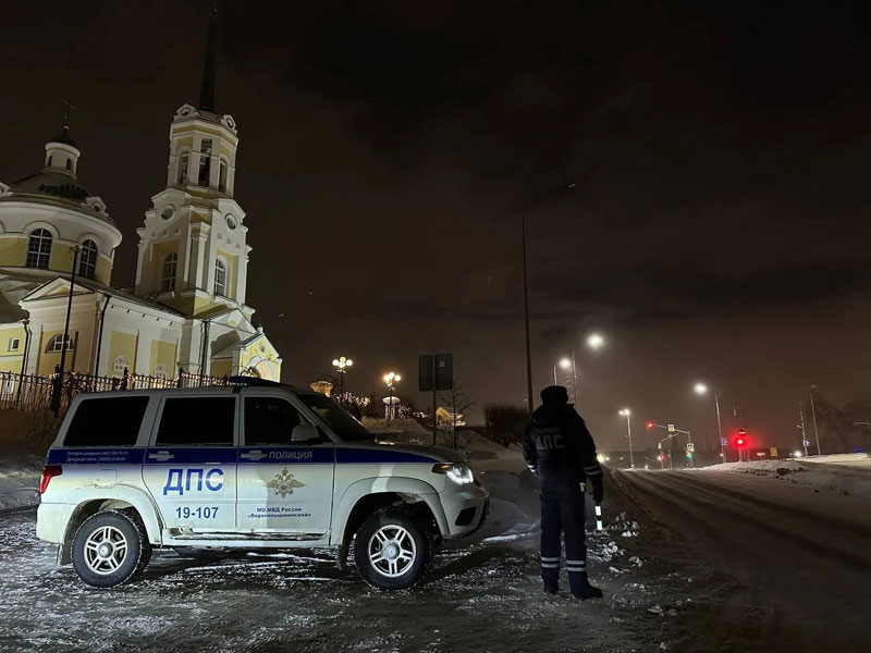 В Свердловской области почти 400 экипажей ДПС работают у храмов | В праздники у храмов дежурят почти 400 экипажей ДПС