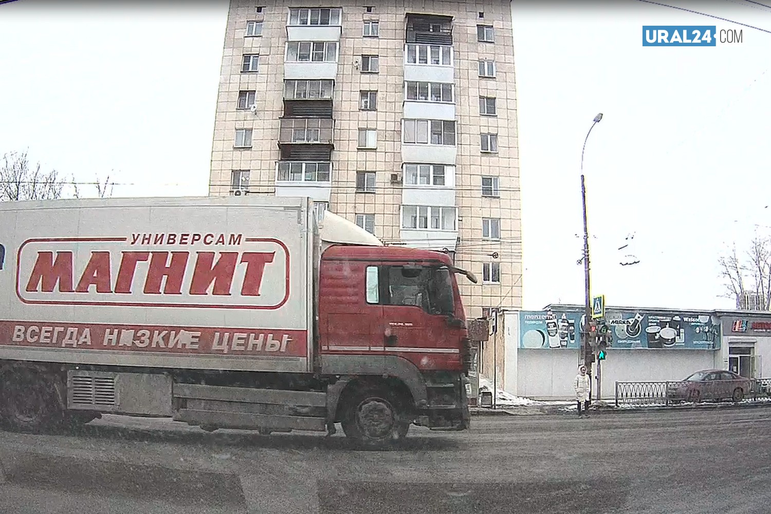 В Екатеринбурге видеорегистратор снял, как автомобиль сети магазинов «Магнит» пролетел на красный и чуть не сбил женщину