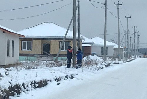 Сети в домах искрят: жители поселка под Екатеринбургом в холода остались без тепла. Энергетики разводят руками: «Абонентов слишком много»