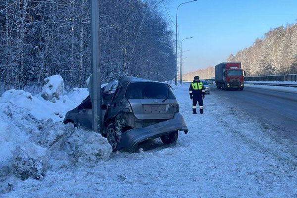 На трассе под Екатеринбургом в ДТП погиб пассажир иномарки