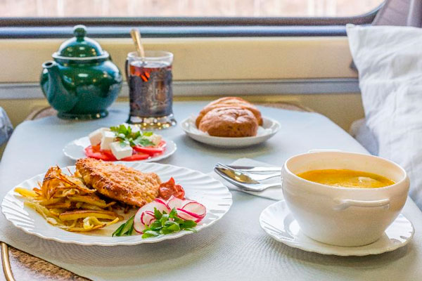 В Екатеринбурге, Тюмени и Сургуте появился сервис по доставке еды к поезду