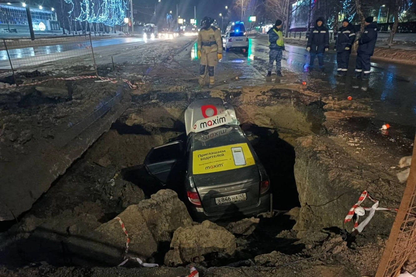 Трагедия в Кургане: такси упало в яму и унесло жизнь водителя, пассажиры в реанимации Трагедия в Кургане: такси упало в яму и унесло жизнь водителя, пассажиры в реанимации