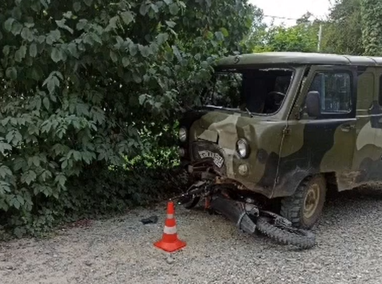 На Кубани мотоцикл с подростками врезался в УАЗ