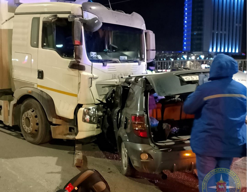 Легковушка врезалась в фуру — четыре человека погибли в ДТП в Челябинске | В Челябинске ночью четыре человека погибли в ДТП 