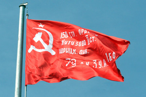 Знамя Победы получили в руки юные следопыты из Тюмени