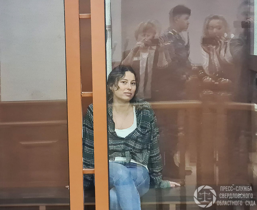 Обвиняемую в измене Родине Ксению Карелину начали судить | В Екатеринбурге сторонницу ВСУ судят за госизмену