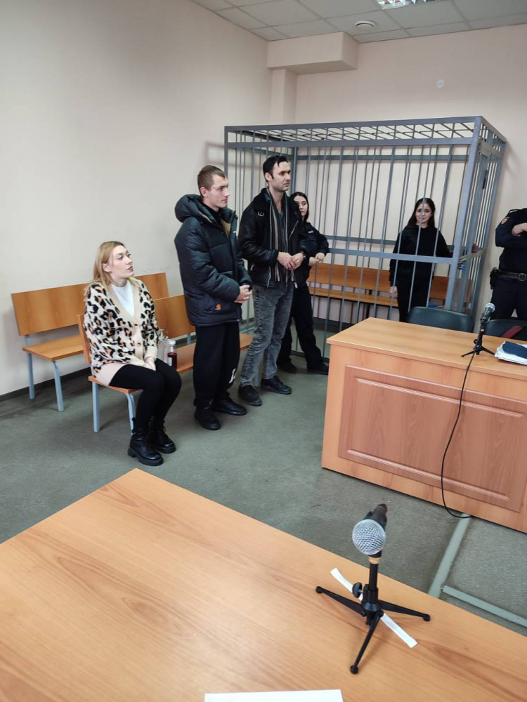 Суд вынес повторный приговор по делу о доведении студента до самоубийства | Юноша и две девушки осуждены в Екатеринбурге после самоубийства студента Суд вынес повторный приговор по делу о доведении студента до самоубийства | Юноша и две девушки осуждены в Екатеринбурге после самоубийства студента