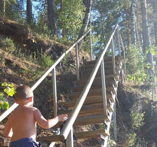 На Тургояке дачники построили лестницу к озеру и запретили по ней ходить